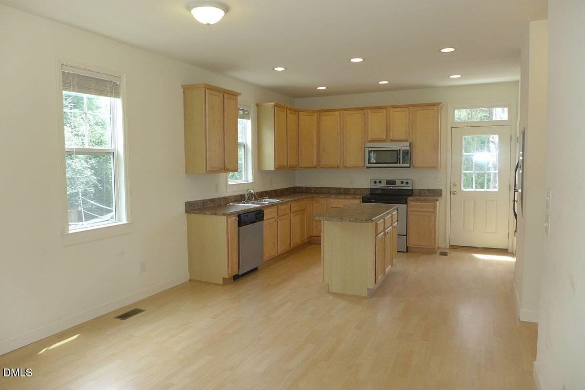 307 W Poplar Ave - Photo 6 of 21