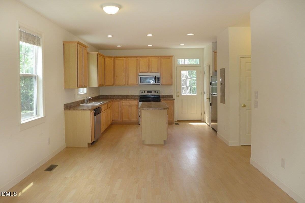 307 W Poplar Ave - Photo 7 of 21