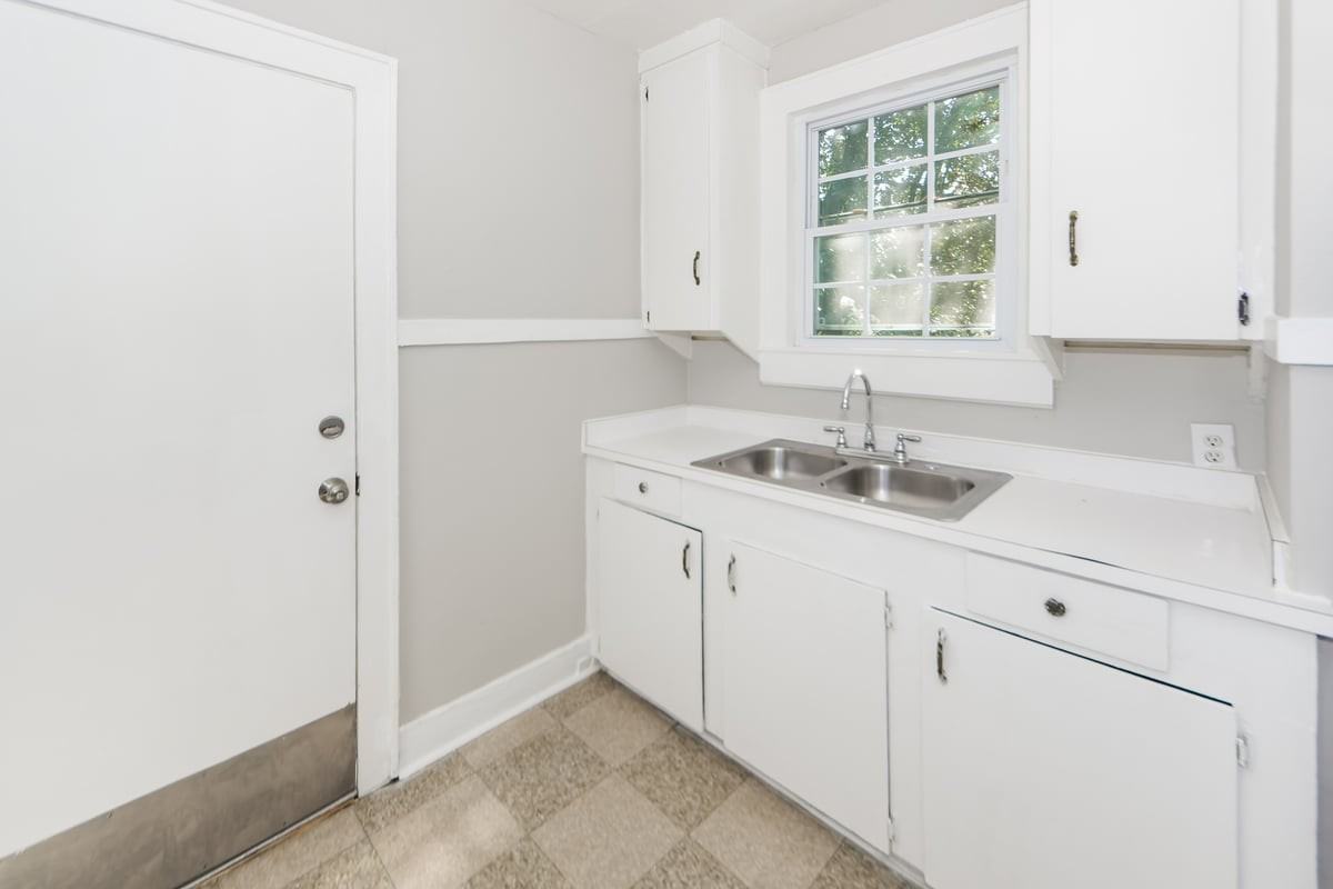 2123 Captain Ave - Photo 2 of 22