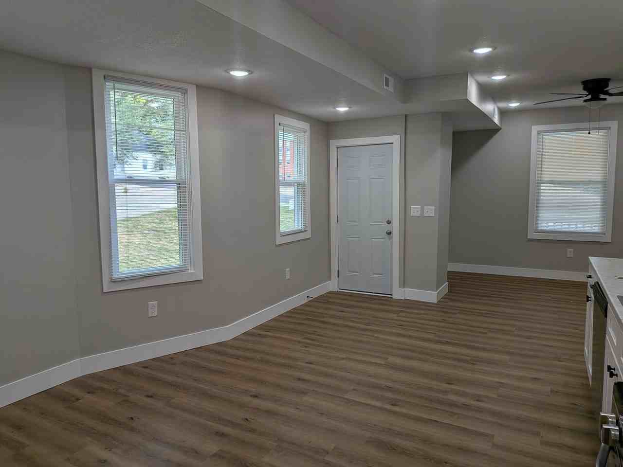 1012 Capitol - Photo 7 of 46
