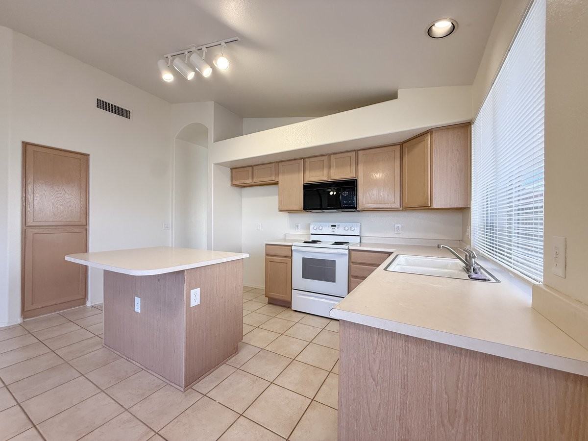 9765 W Yukon Dr - Photo 4 of 38