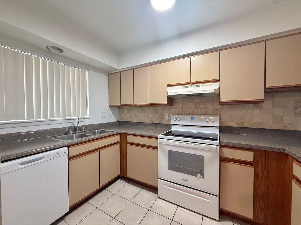 4209 S Semoran Blvd #8 - Photo 3 of 24
