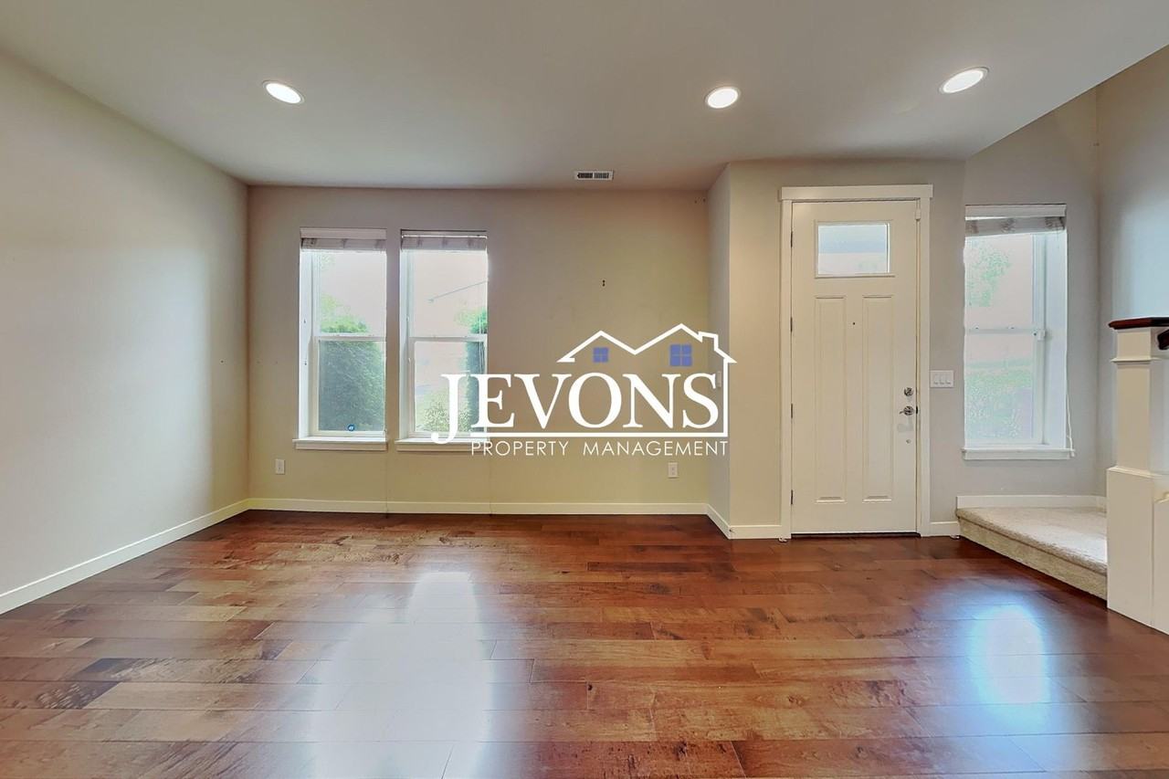 1399 Ne Hickory Ln - Photo 4 of 30