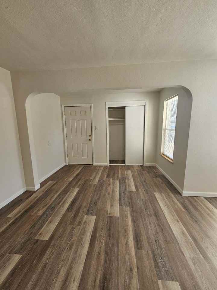 1122 W 11th St - Photo 2 of 24