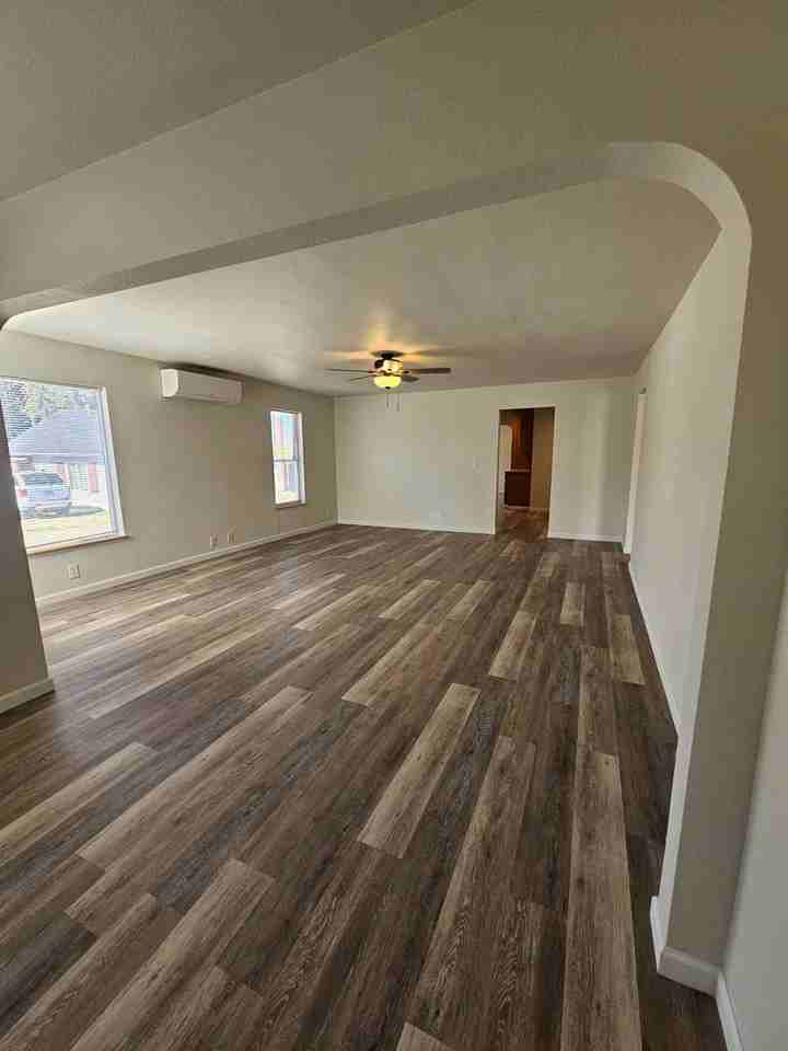 1122 W 11th St - Photo 3 of 24