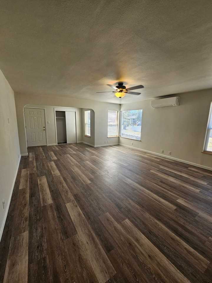 1122 W 11th St - Photo 4 of 24