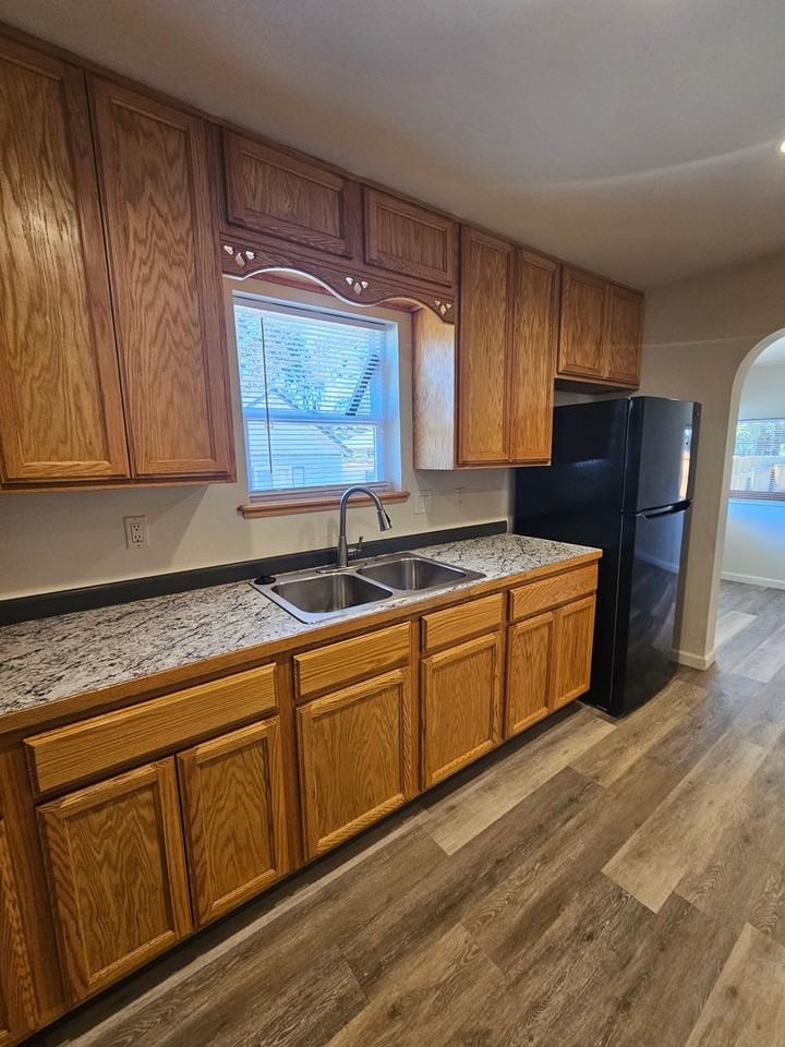 1122 W 11th St - Photo 5 of 24