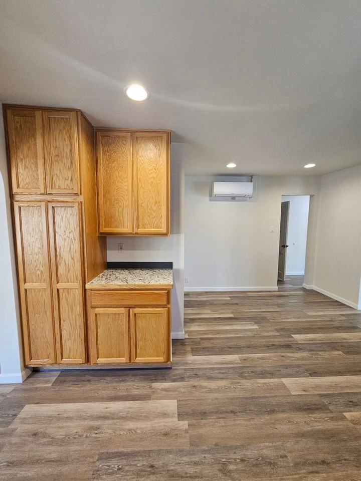 1122 W 11th St - Photo 6 of 24