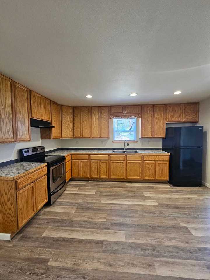 1122 W 11th St - Photo 7 of 24
