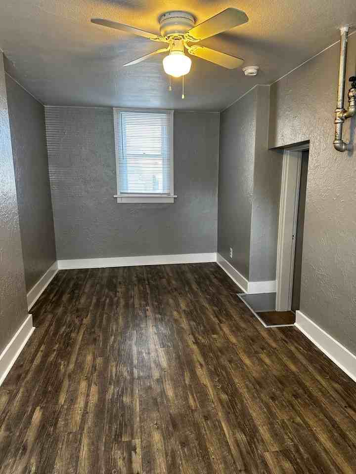 1027 17th St - Photo 2 of 12