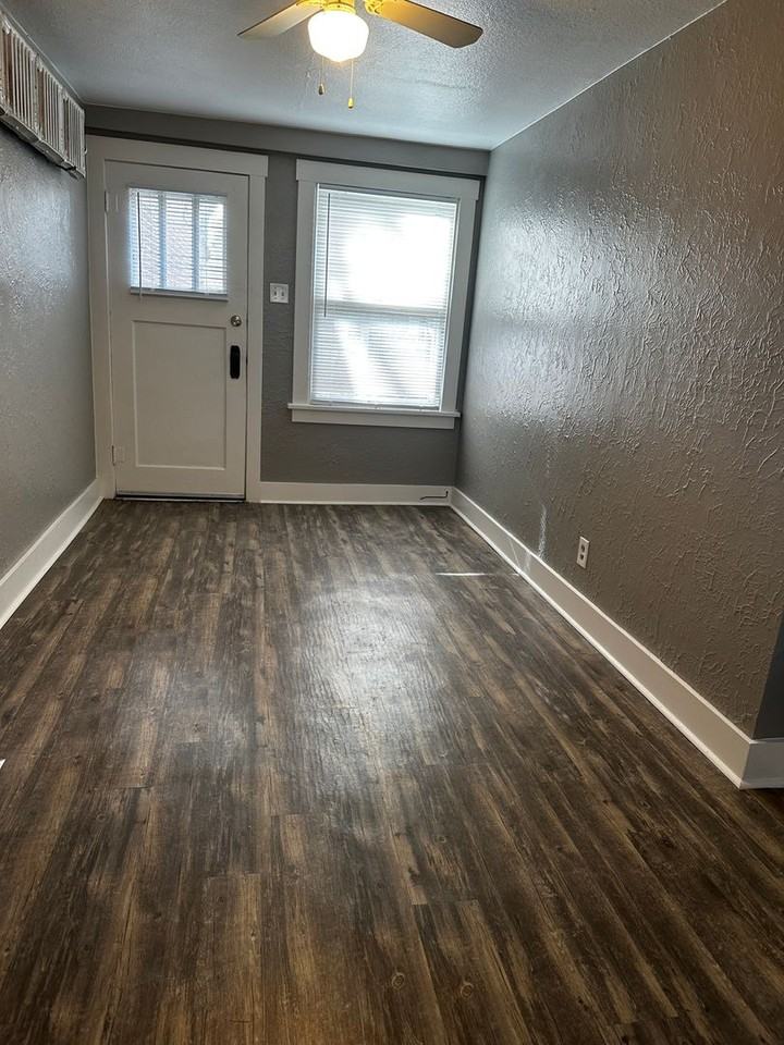 1027 17th St - Photo 3 of 12