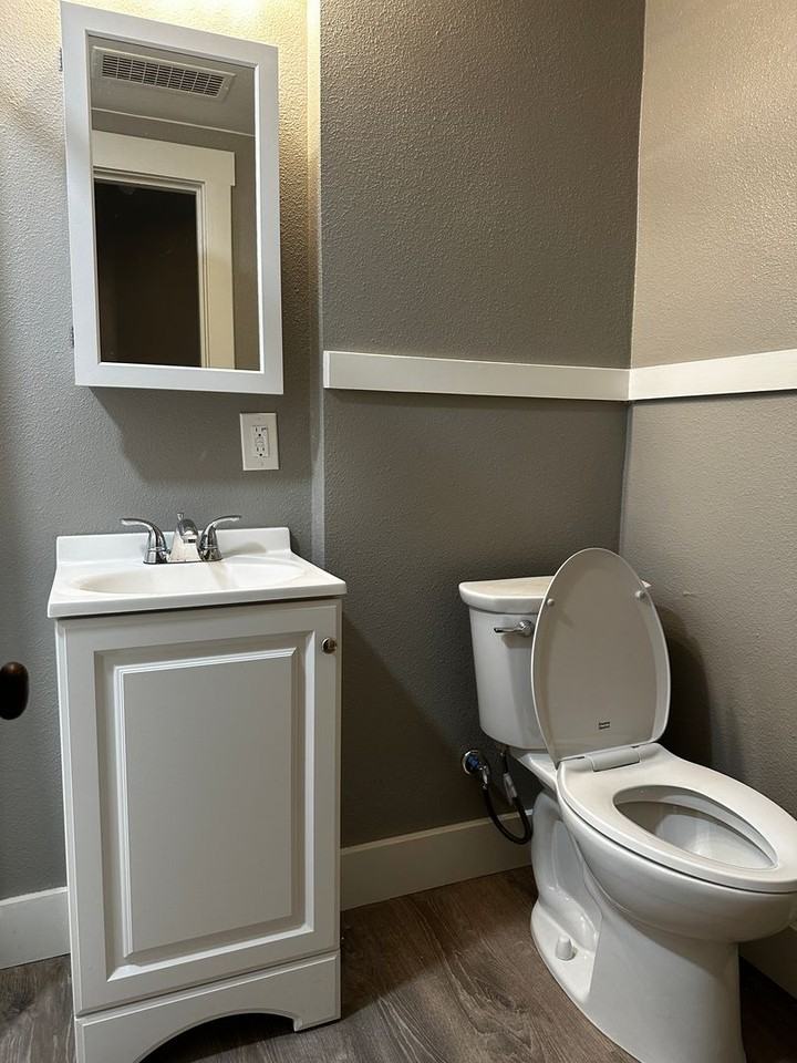 1027 17th St - Photo 5 of 12