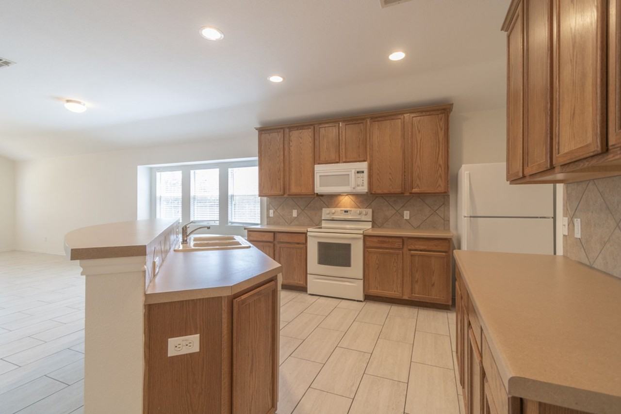 18745 Candace Loop - Photo 4 of 29