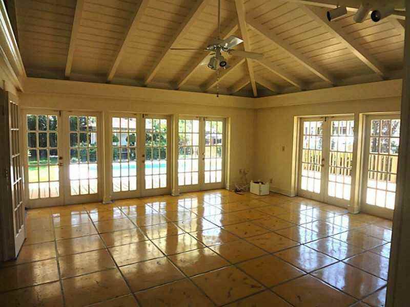 2400 Del Mar Pl - Photo 3 of 6