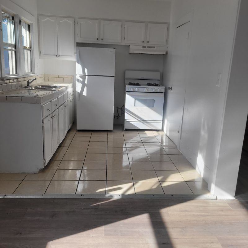 835 1/2 W 42nd Pl - Photo 2 of 9