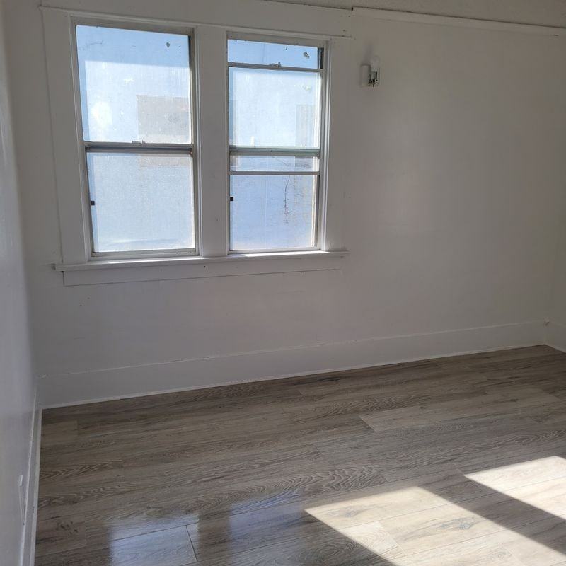 835 1/2 W 42nd Pl - Photo 3 of 9