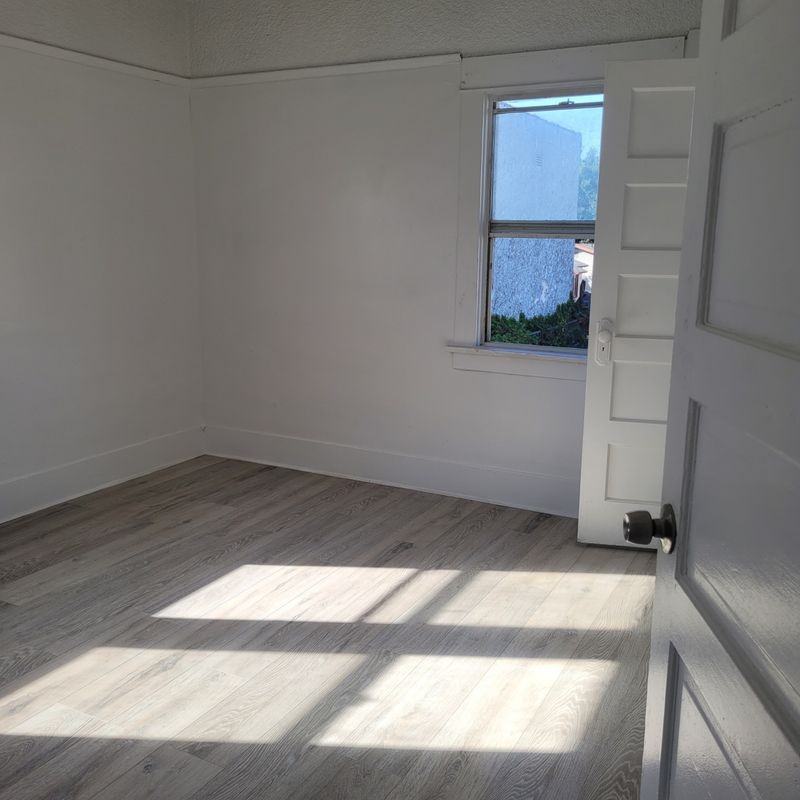 835 1/2 W 42nd Pl - Photo 4 of 9
