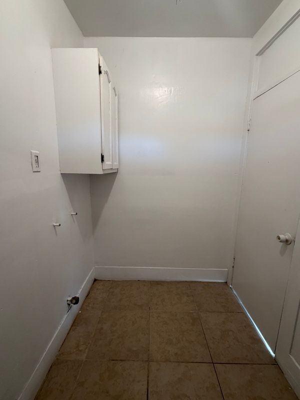 835 1/2 W 42nd Pl - Photo 5 of 9