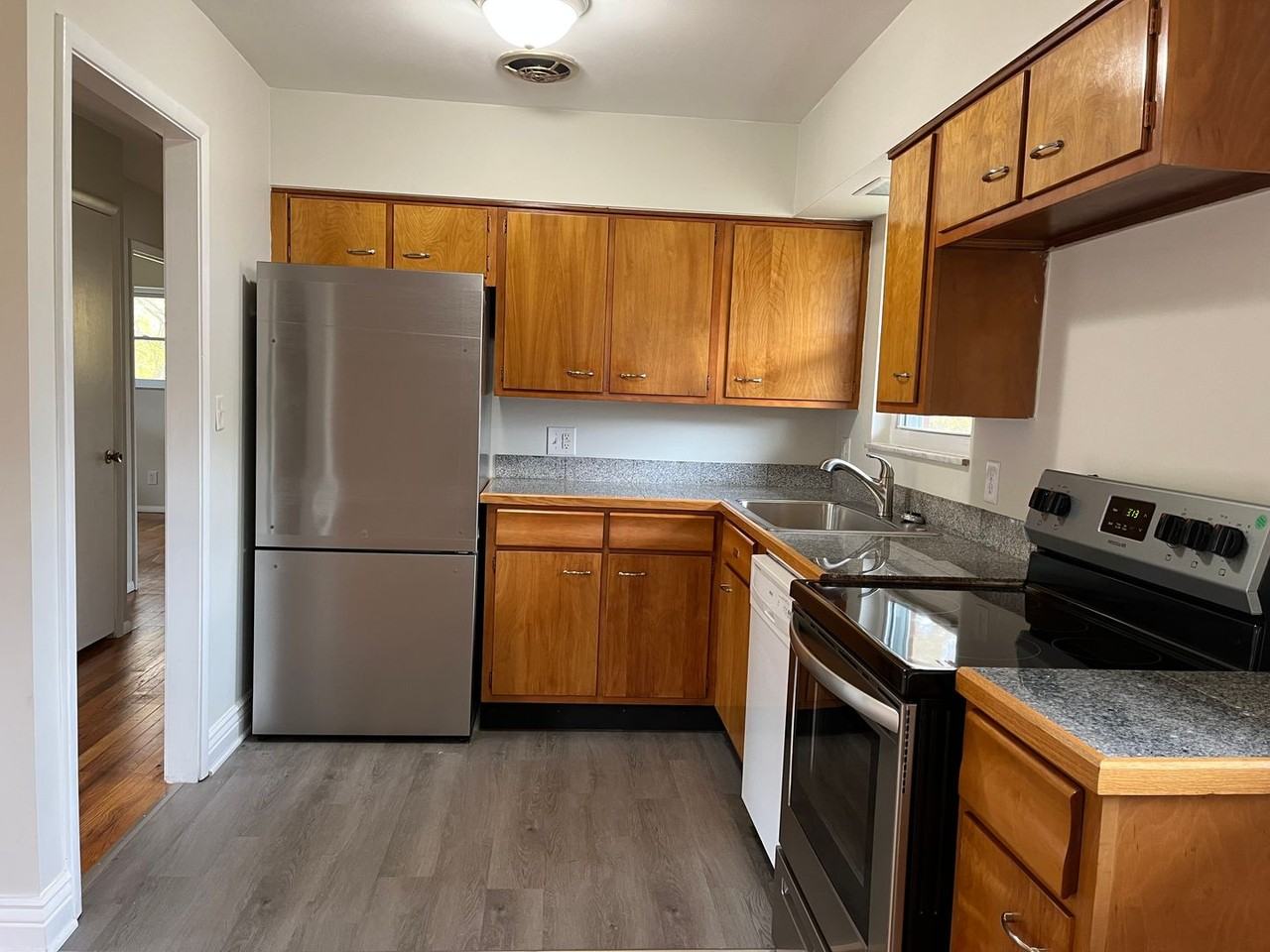 2442 Lysle Ln - Photo 6 of 25
