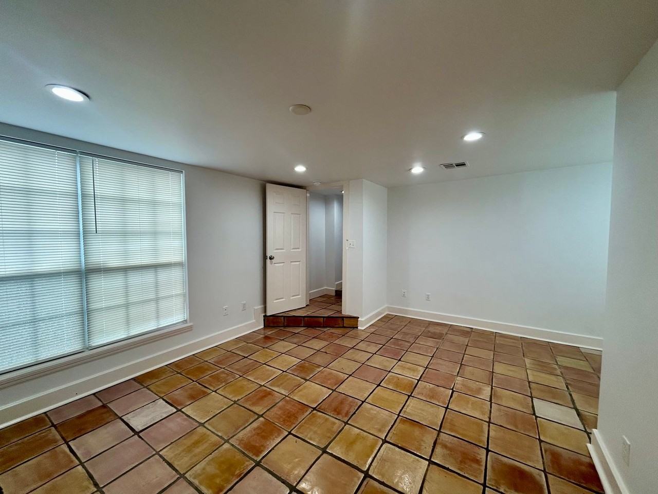 1610 1/2 S Quaker Ave - Photo 4 of 17