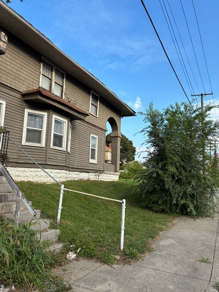 1101 W 33rd St - Photo 4 of 10