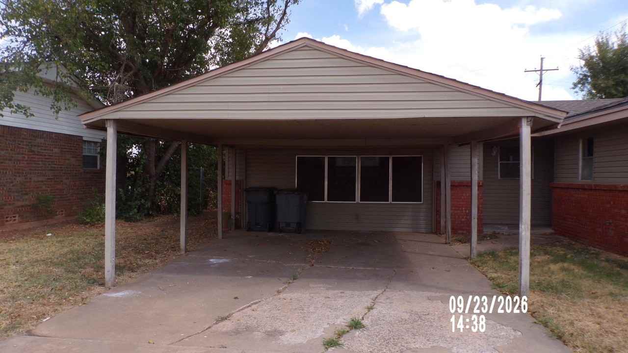 1310 Se Barclay Rd - Photo 2 of 12