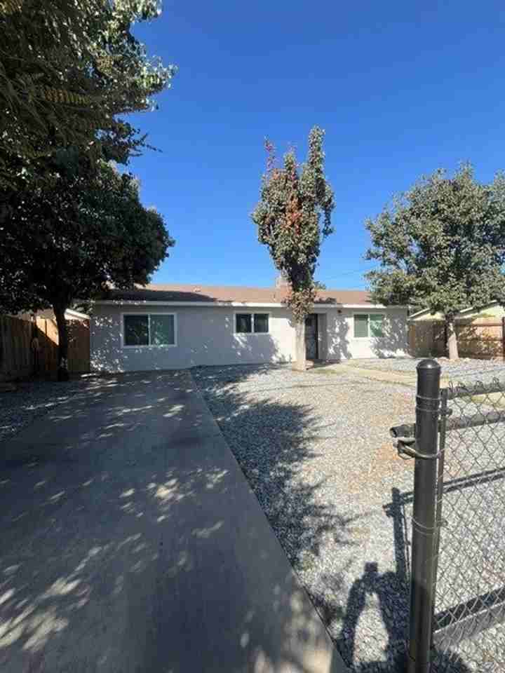 1545 N Stevenson St - Photo 2 of 17