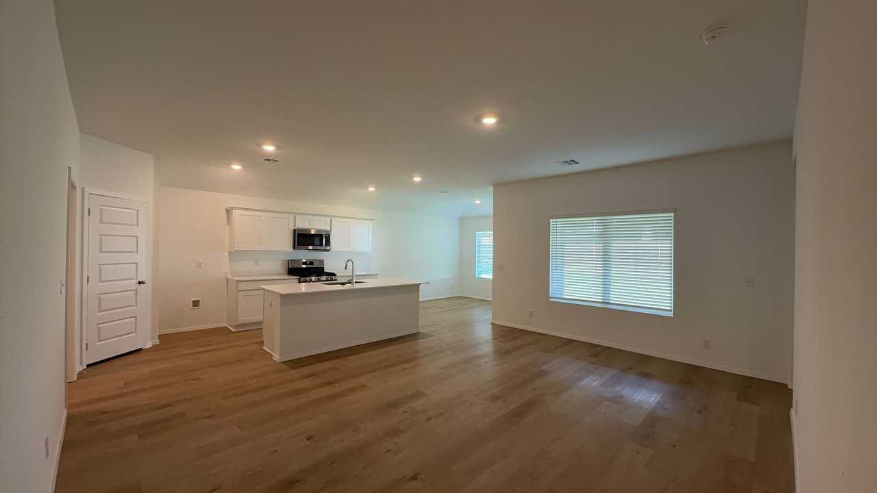 7304 S Maple Ave - Photo 3 of 24