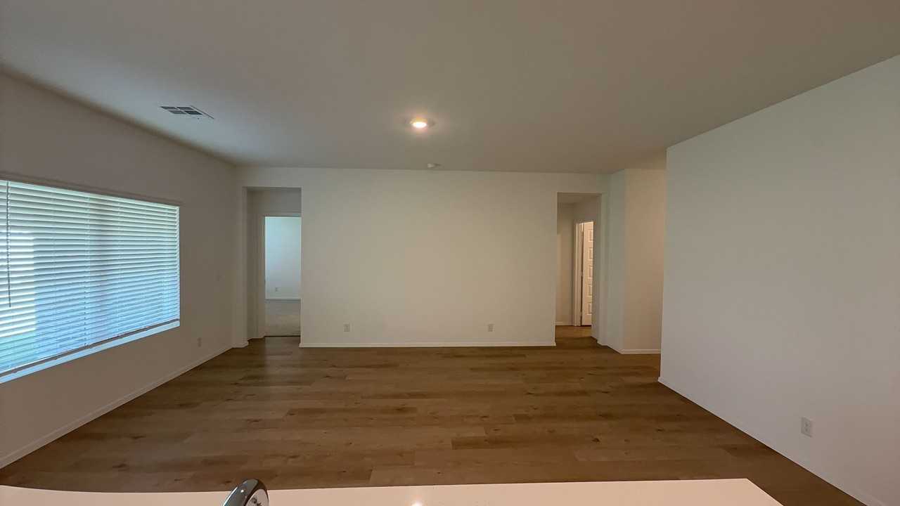7304 S Maple Ave - Photo 4 of 24