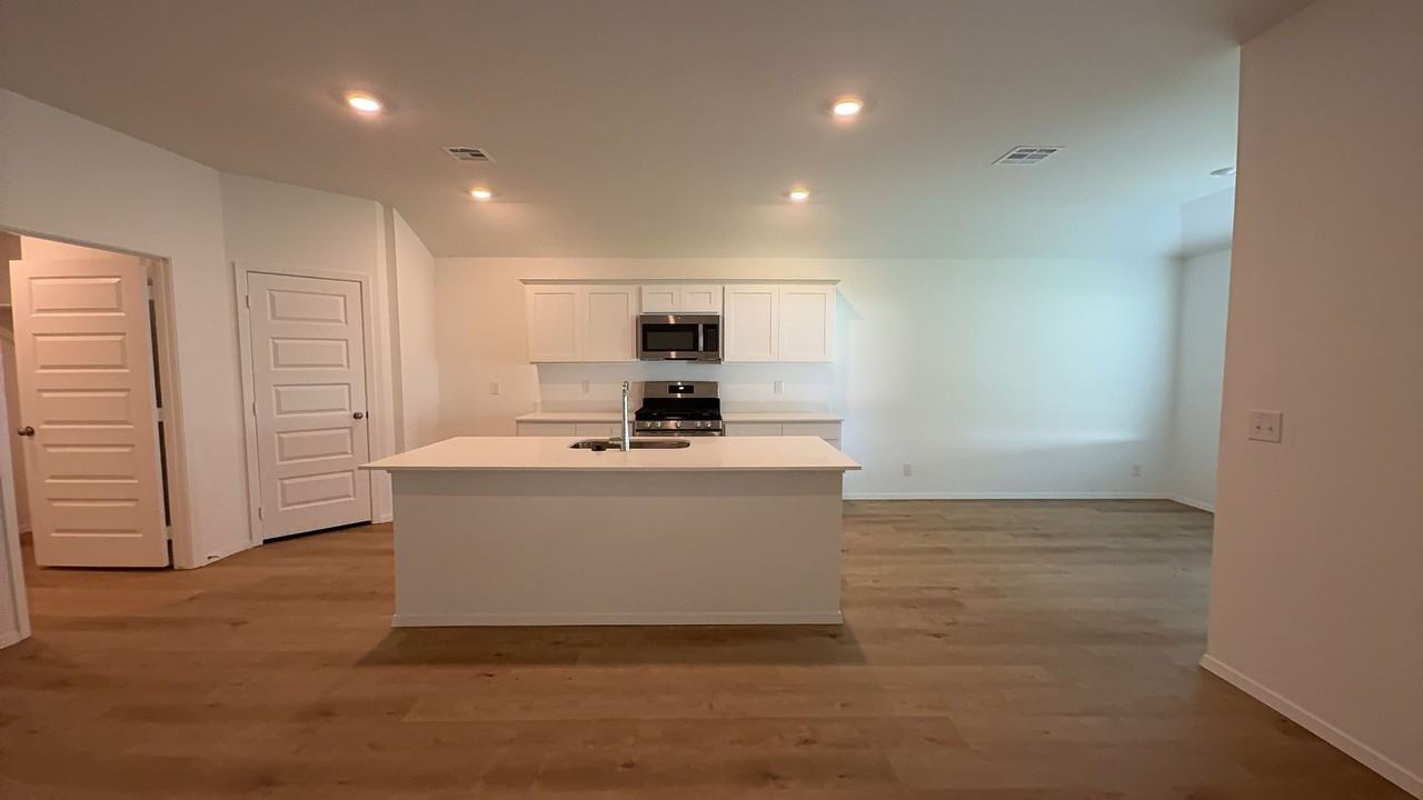 7304 S Maple Ave - Photo 5 of 24