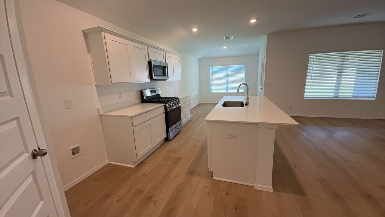 7304 S Maple Ave - Photo 6 of 24
