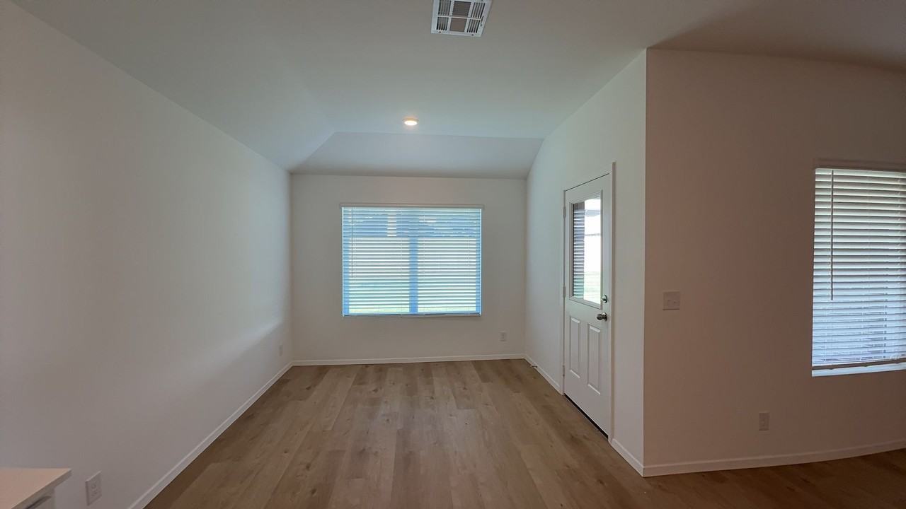 7304 S Maple Ave - Photo 7 of 24
