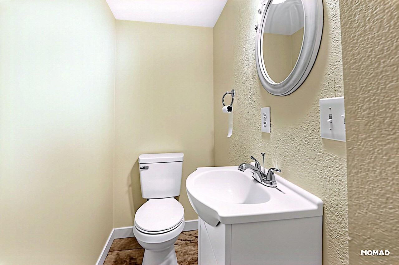 1533 S Buckley Way - Photo 3 of 28