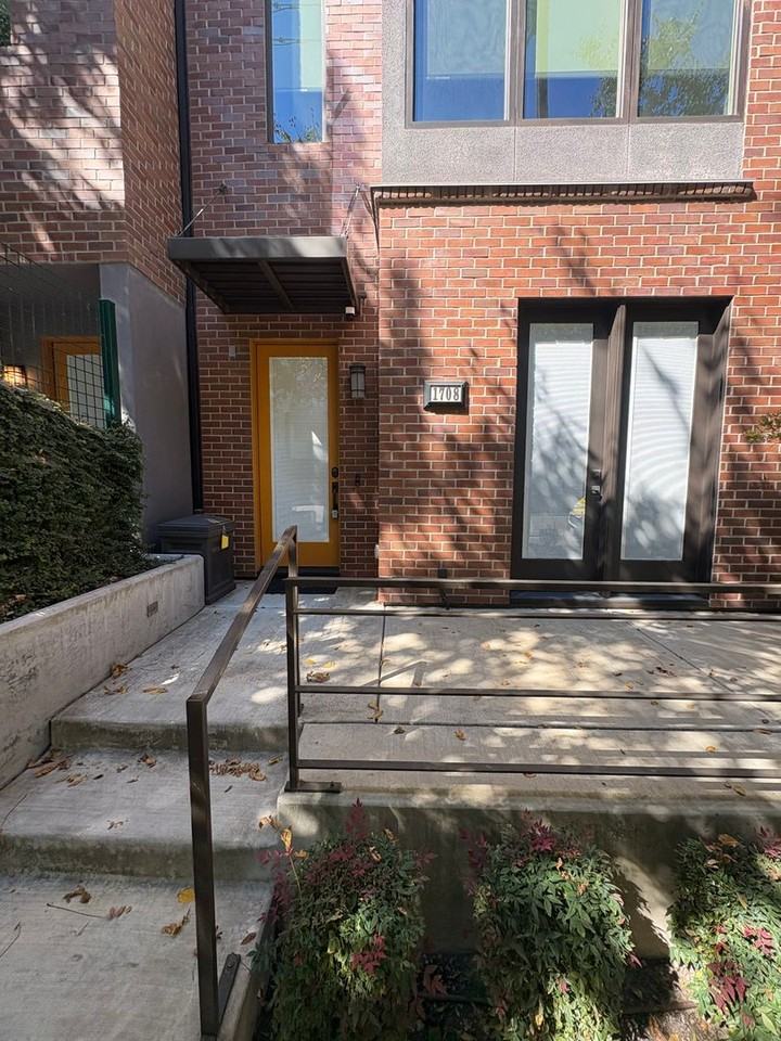 1708 20th St - Photo 3 of 34