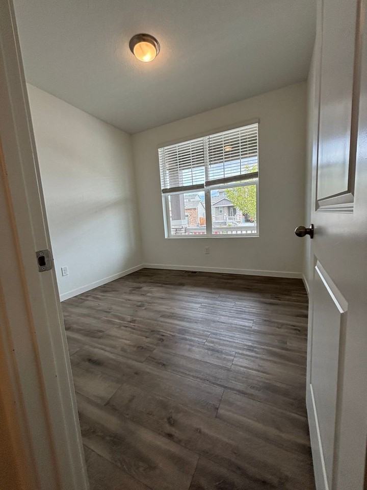 892 Crestone St - Photo 5 of 39