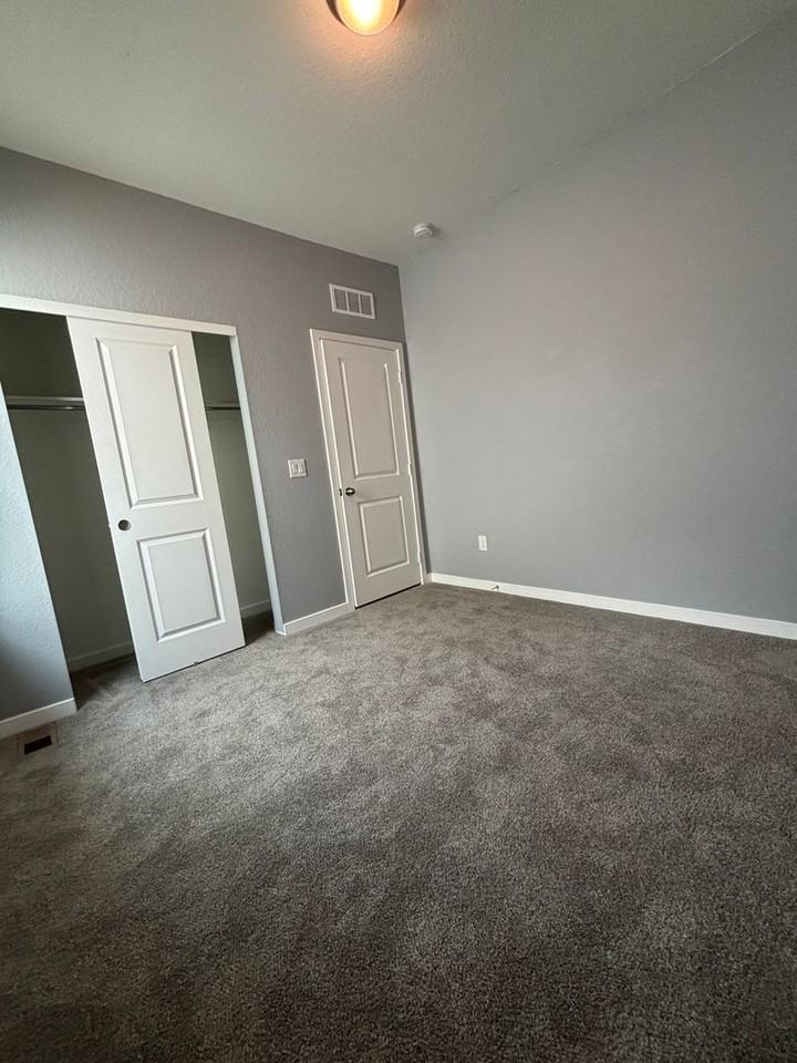 892 Crestone St - Photo 7 of 39