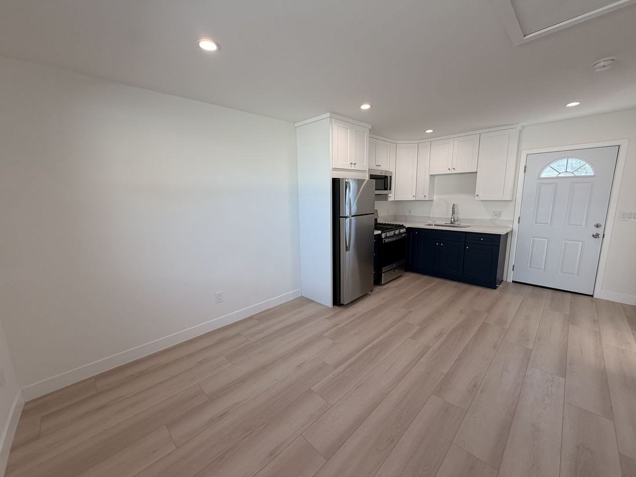 519 3/4 Stepney St - Photo 3 of 8