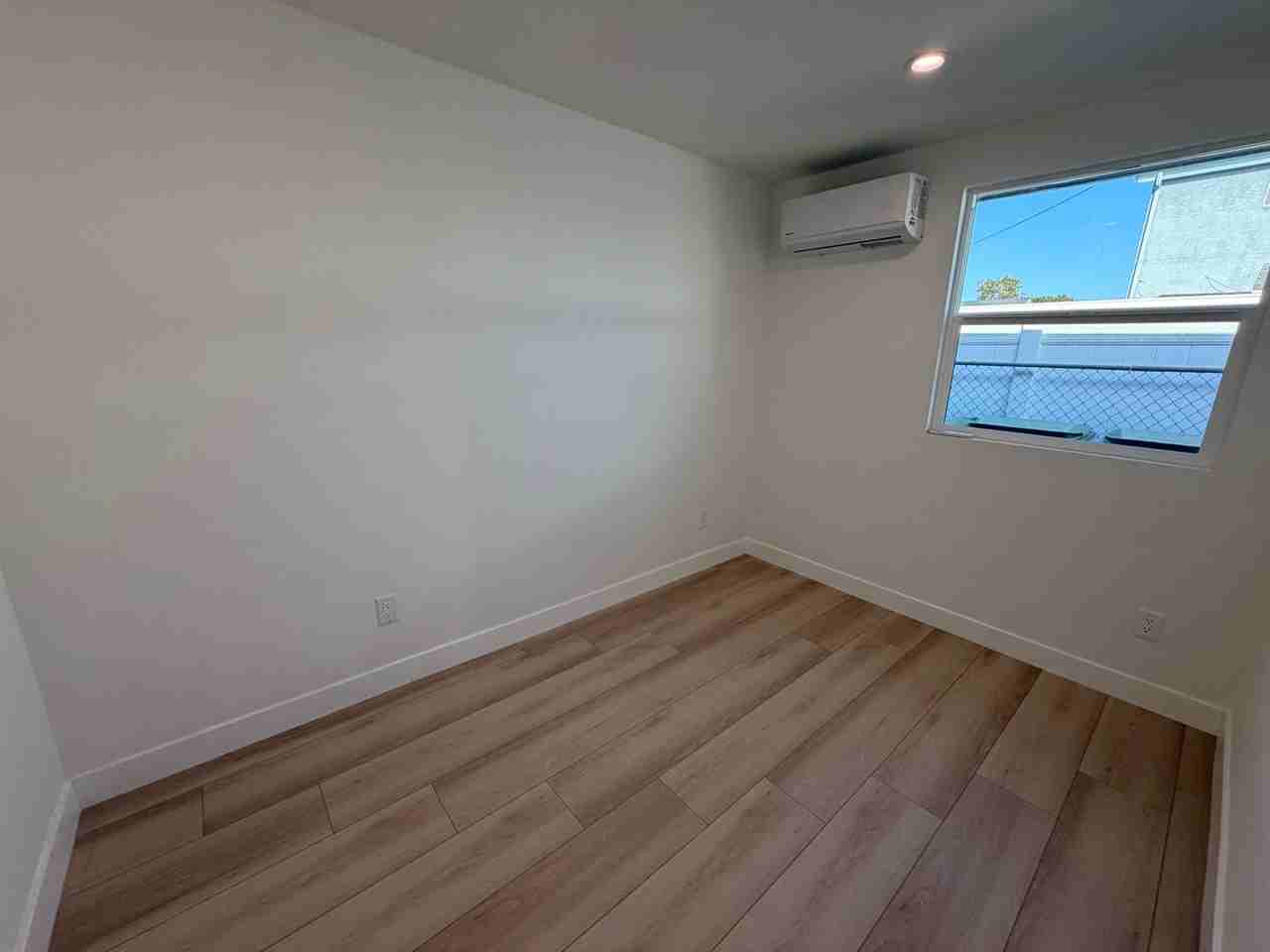 519 3/4 Stepney St - Photo 5 of 8