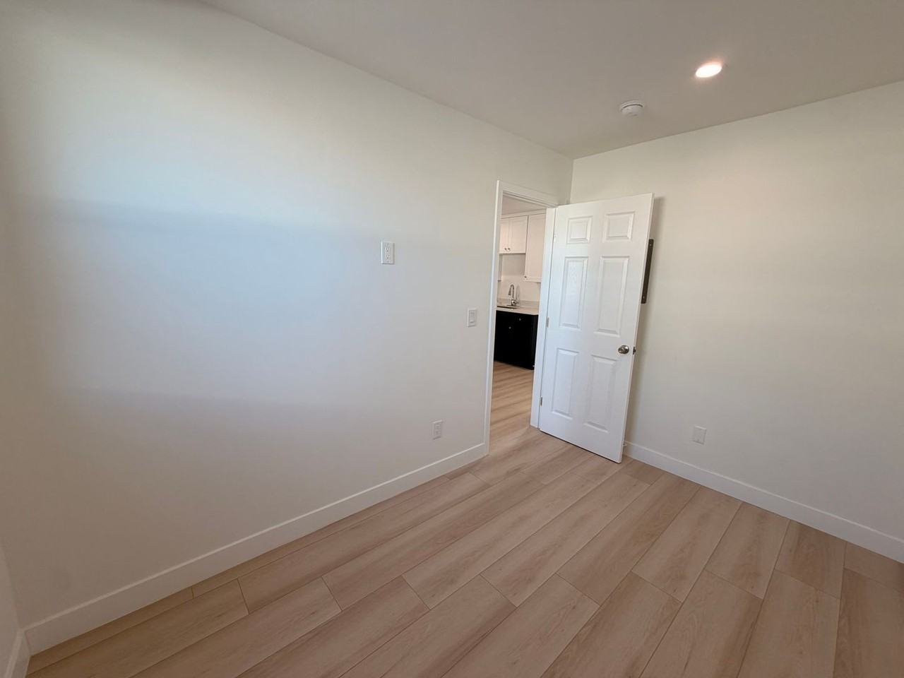 519 3/4 Stepney St - Photo 6 of 8