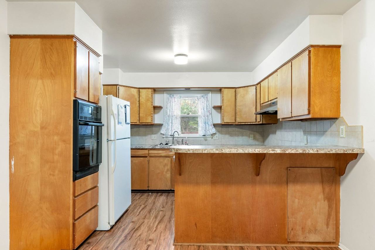 1940 Clearview Ave - Photo 2 of 28