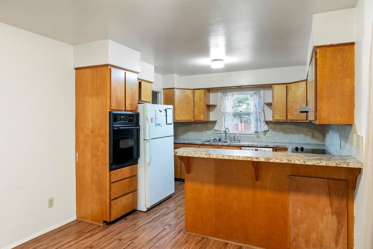 1940 Clearview Ave - Photo 3 of 28