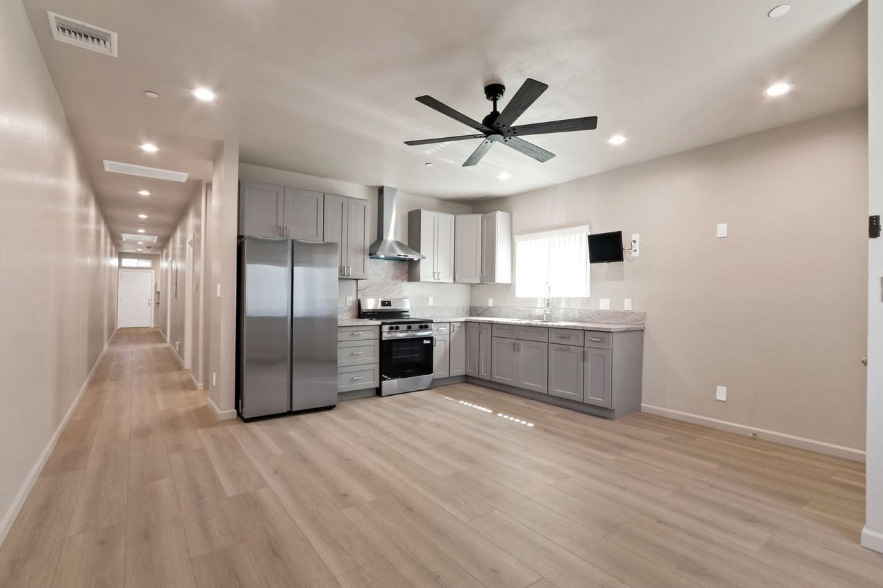 10838 Carmenita Rd - Photo 5 of 15