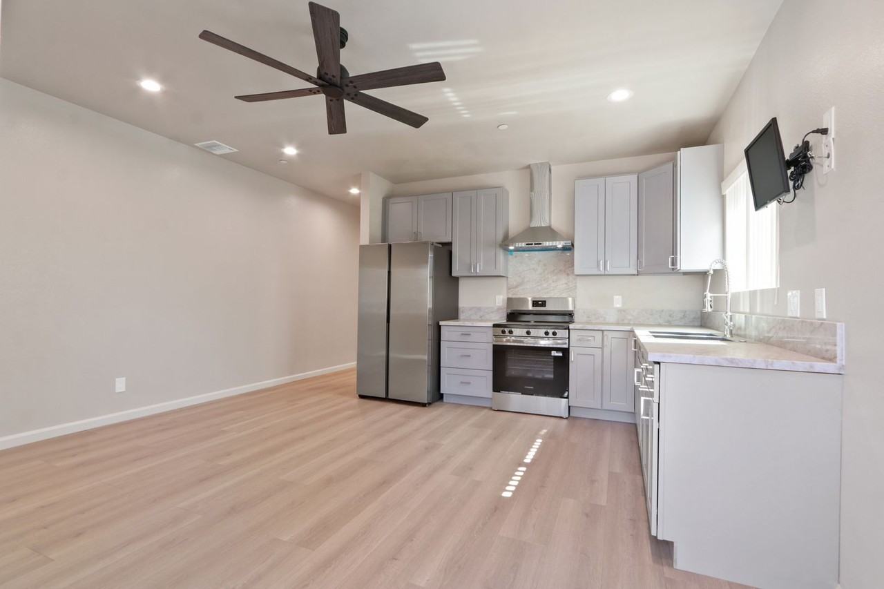 10838 Carmenita Rd - Photo 6 of 15