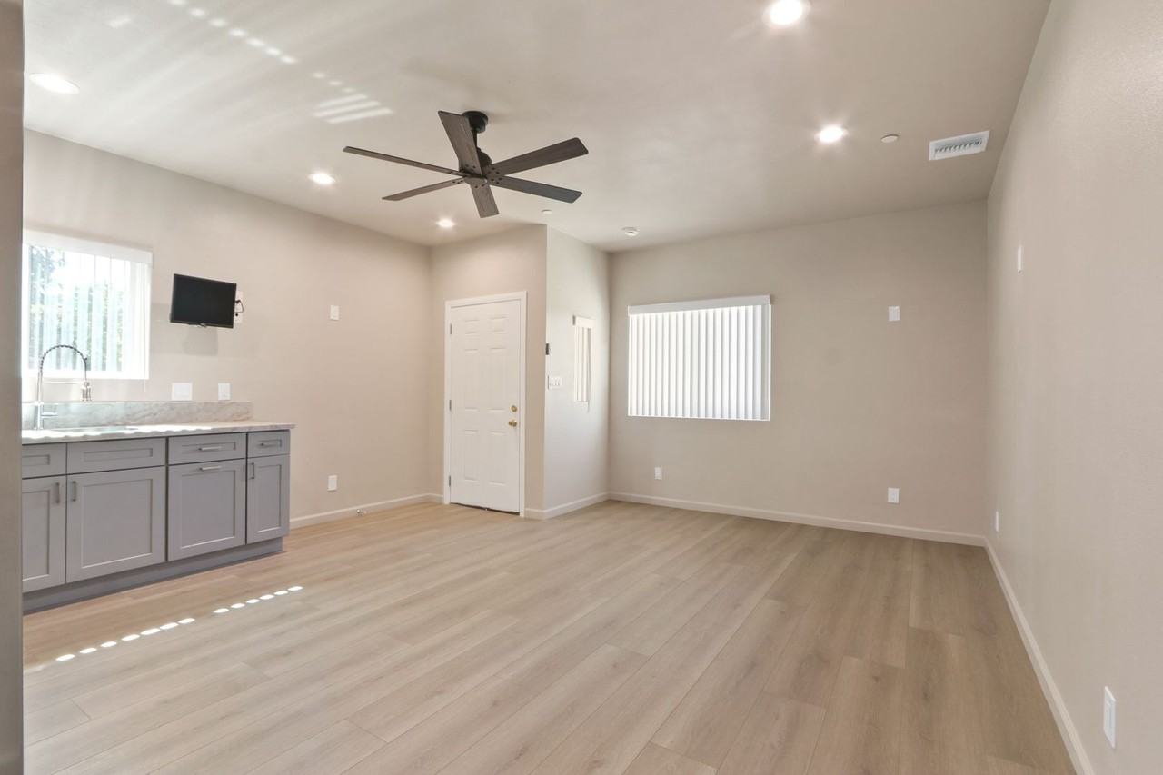 10838 Carmenita Rd - Photo 7 of 15