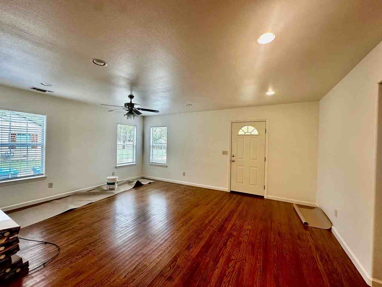 323 Surber St - Photo 2 of 8