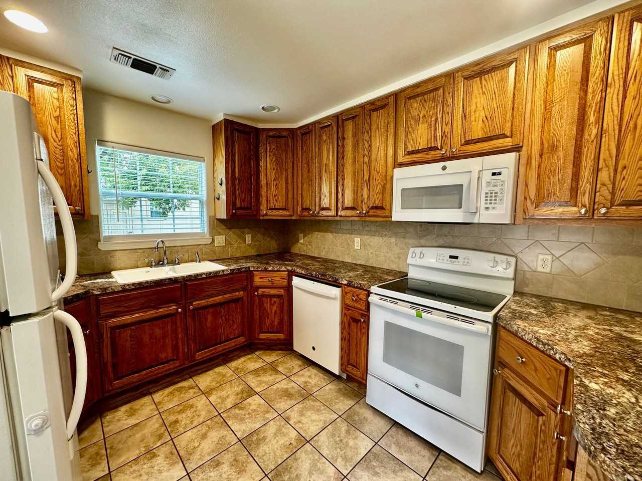 323 Surber St - Photo 3 of 8