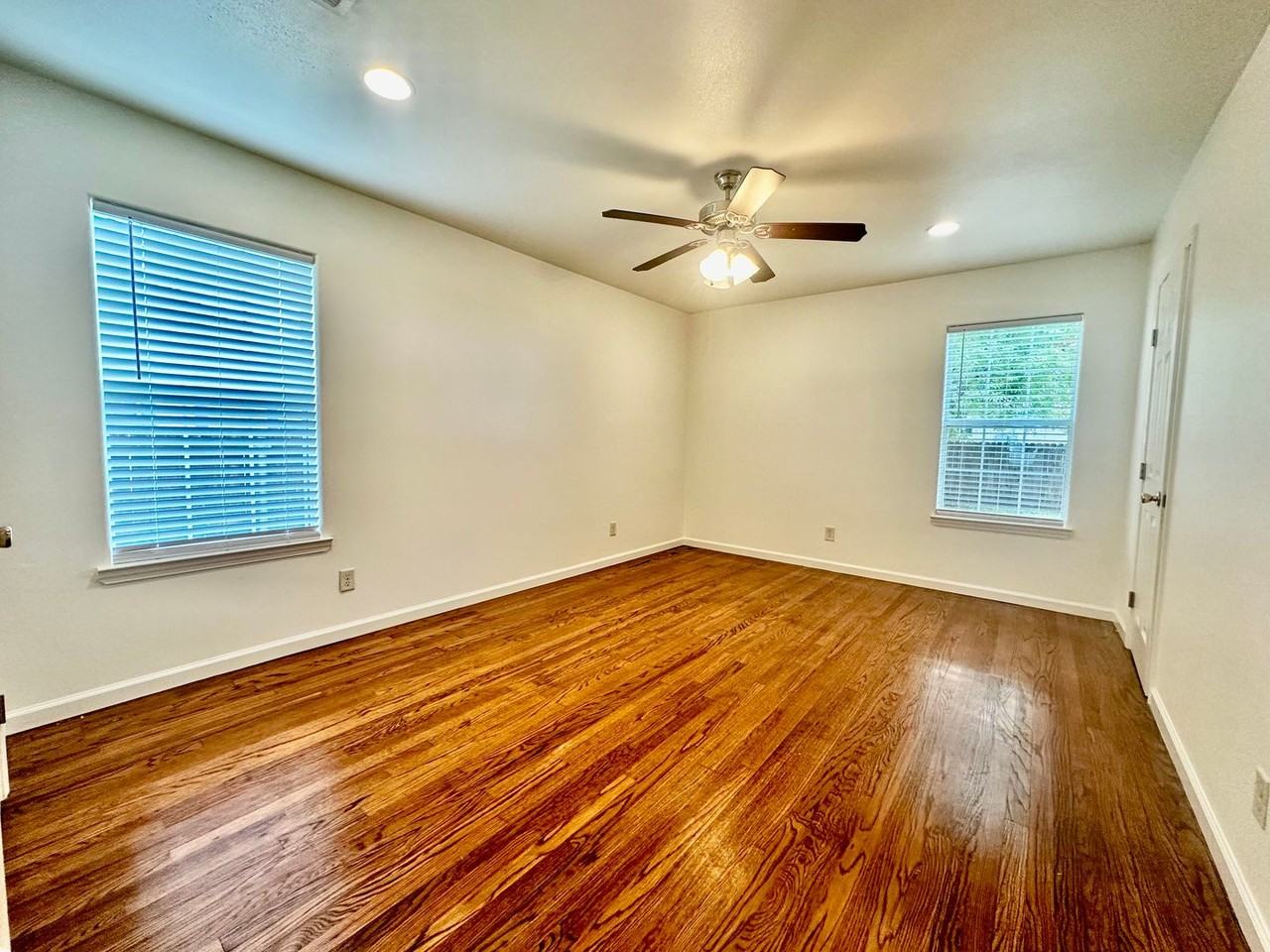 323 Surber St - Photo 4 of 8