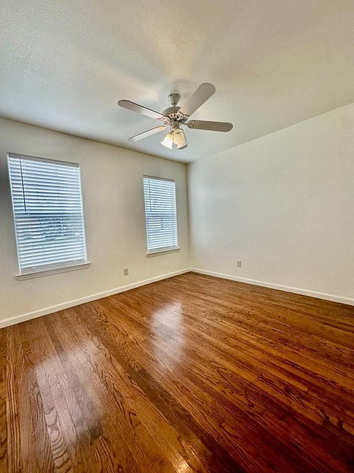 323 Surber St - Photo 5 of 8
