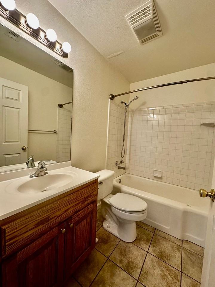323 Surber St - Photo 6 of 8