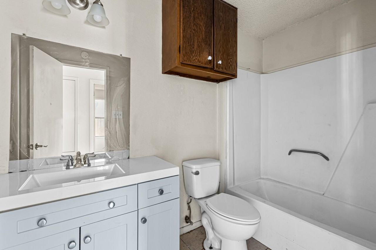 3627 Colcord Ave - Photo 4 of 10